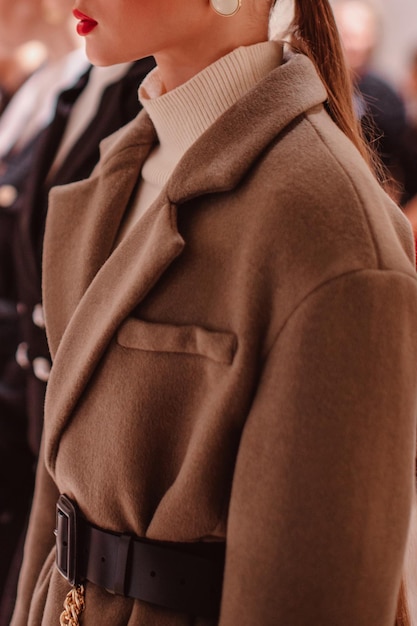 Modedetails von braunem Herbst-Wintermantel mit schwarzem Gürtel Modemodell im Backstage