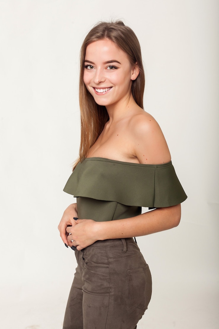 Foto modefoto der jungen prächtigen frau. mädchen lächelt. mädchen posiert.