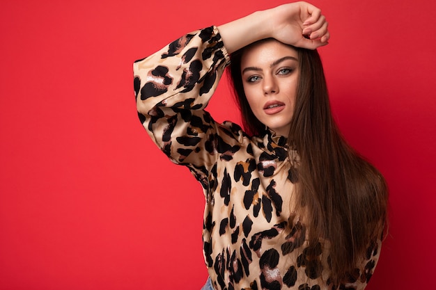 Modefoto der jungen schönen modischen sexy brünetten Frau, die eine stilvolle Leopardenbluse trägt