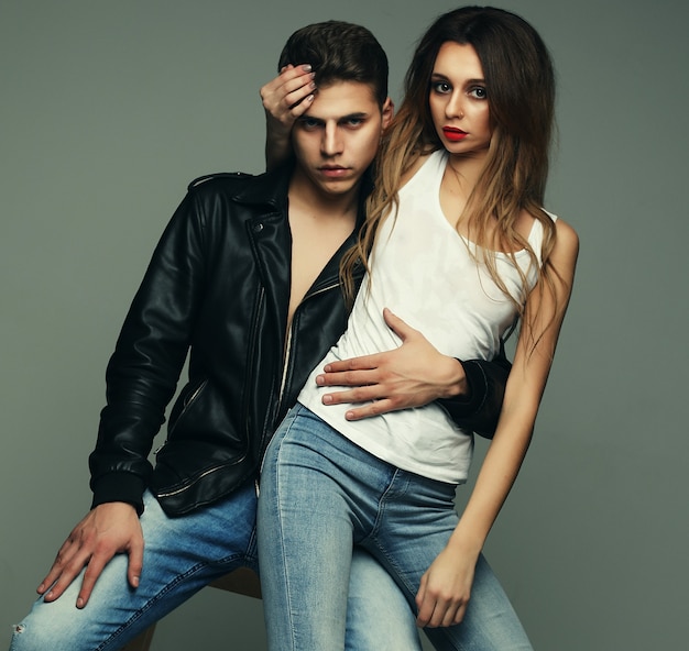 Modefoto des sexy leidenschaftlichen Paares, das Jeans trägt
