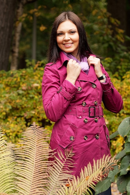 Modefrau, die in Herbstpark geht