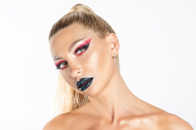 Model Frau mit einem hellen Make-up, das im Studio aufwirft