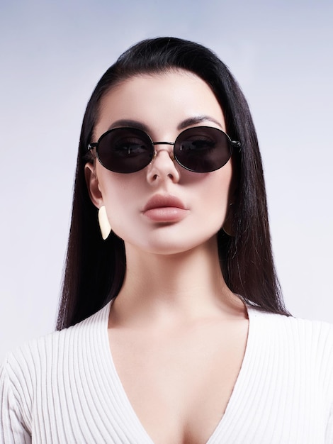 Model in dunkler Sonnenbrille