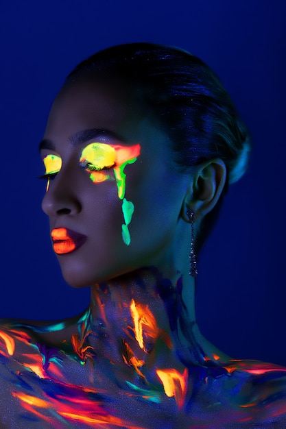 Model in Neonlicht mit fluoreszierender Farbe.