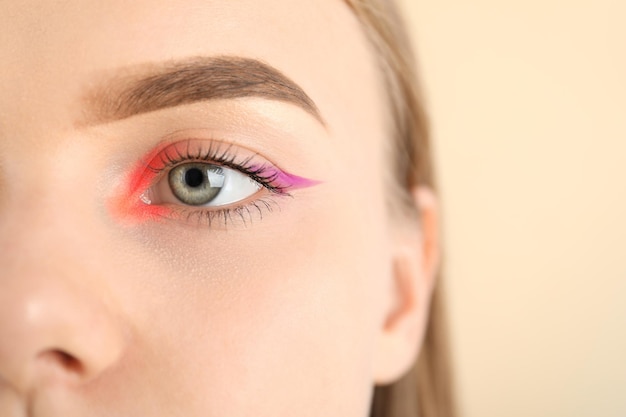 Model Mädchen mit Make-up auf beige Hintergrund, Nahaufnahme