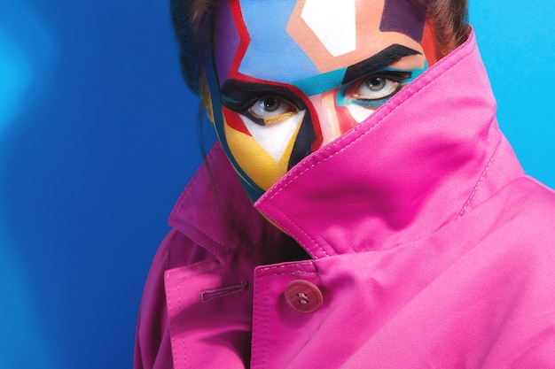 Model mit einem kreativen Pop-Art-Make-up im Gesicht