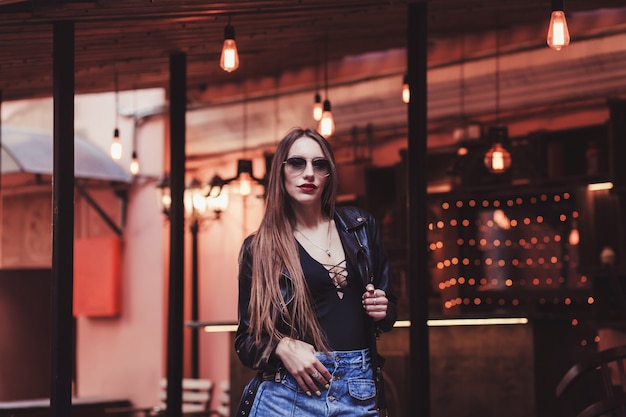 Model mit langen Haaren in einer modischen Lederjacke