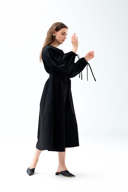 Foto model posiert im eleganten schwarzen kleid