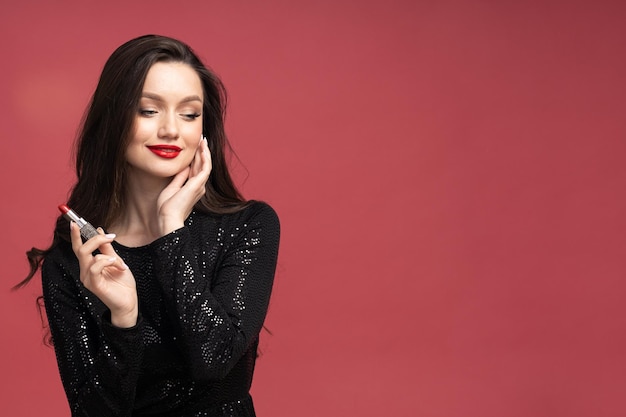 Modell der jungen Frau auf rosa Hintergrundschönheit