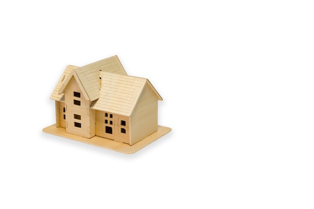Modell des Holzhauses isoliert auf weißem Hintergrund, Finanz- und Geschäftskonzept.