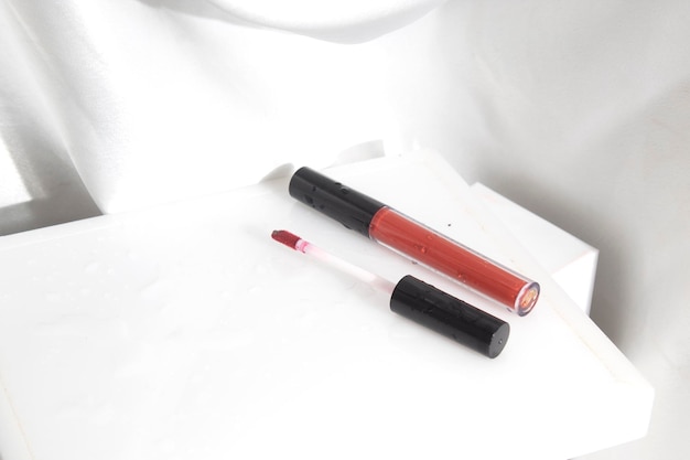 Modell des kosmetischen Make-upprodukts des Lippenstifts, Branding der Schönheitsmode, rote Rosenlippen auf weißem Hintergrund