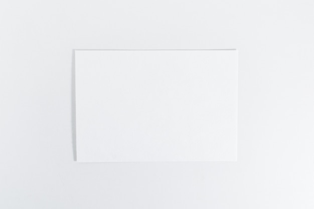 Foto modell des papierblattes auf weißem hintergrund