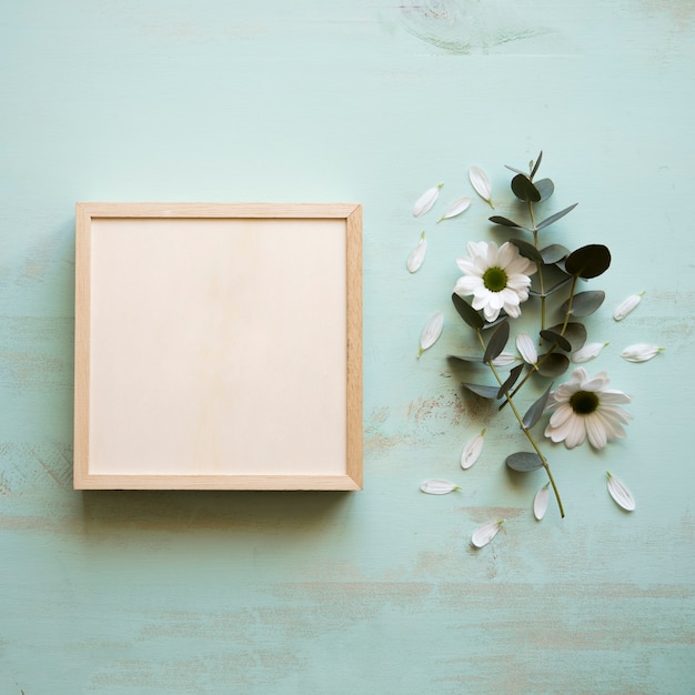 Foto modell des quadratischen rahmens neben blume