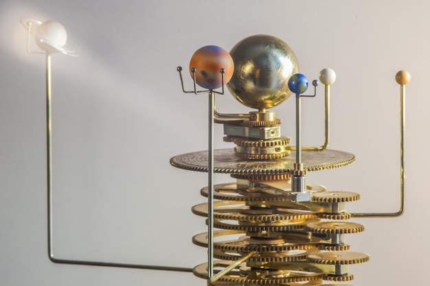 Modell des Sonnensystems aus Messing Nahaufnahme