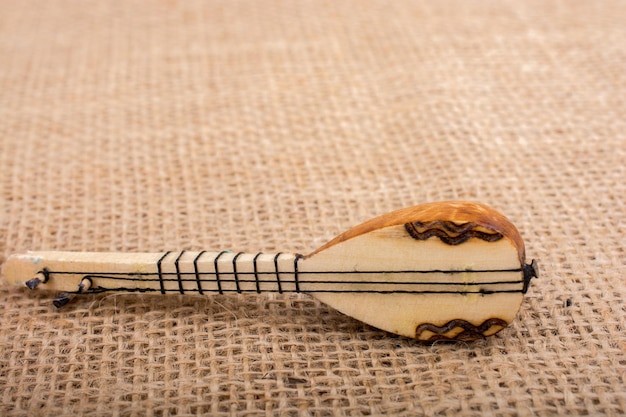Modell des türkischen Musikinstruments Saz