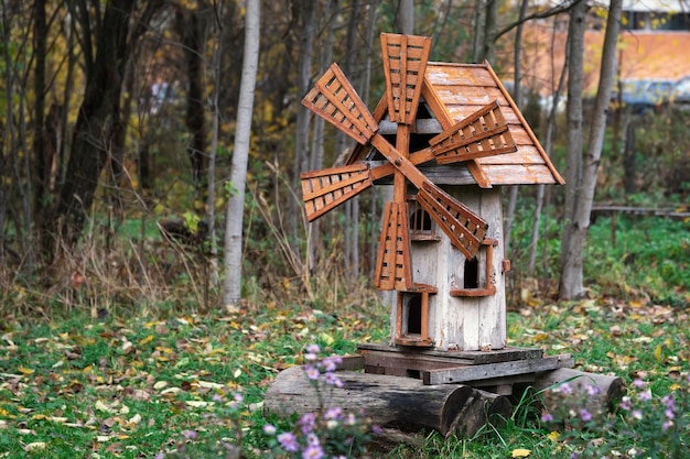 Modell einer alten Holzwindmühle auf einem Kinderspielplatz