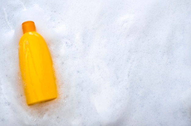 Modell einer gelben Plastikröhre mit Feuchtigkeitsspender-Duschgel-Shampoo oder Gesichtsbehandlung