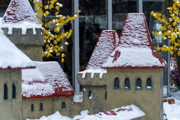Modell einer historischen Burg in Miniatur im Freilichtmuseum Park Winterkalte Gebäudedächer mit Schnee bedeckt Die kleine Burg ist aus Ton von Hand gefertigt