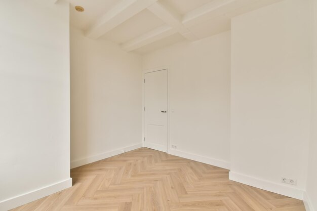 Modell eines weißen, leeren Raums mit weißer Tür und Holzboden