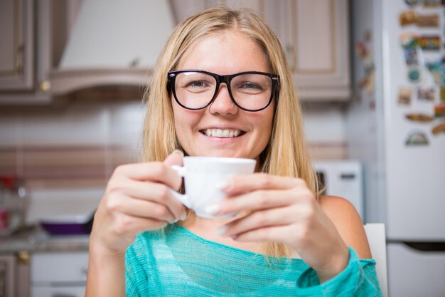 Modell mit Tasse in der Küche