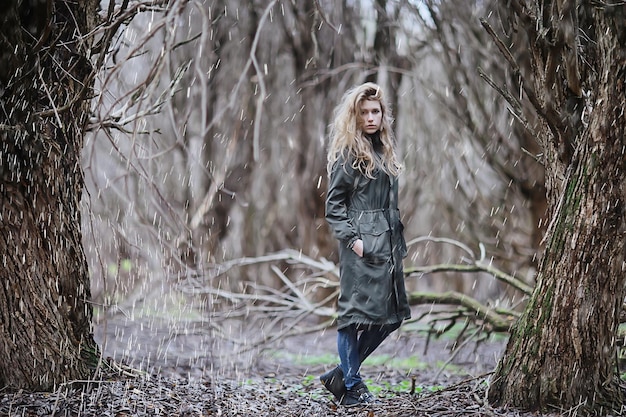 Modell Spätherbst im Park, erwachsenes Mädchen im europäischen Stil im saisonalen glamourösen Look