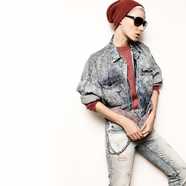 Modell Tomboy Hipster-Konzept Blue Denim Kleidung Stilvolle Mode Urban Style Beanie Rock Style
