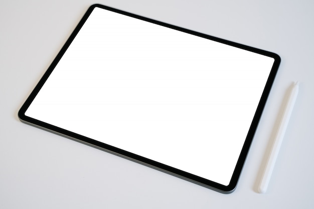 Foto modell von tablette und digitalstift mit leerem weißen bildschirm
