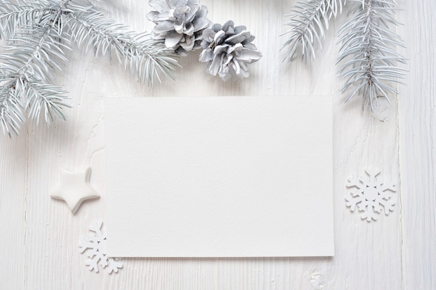 Modell-weihnachtsgrußkarte mit weißem baum und kegel, flatlay