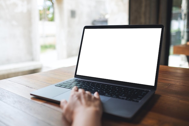 Modellbild einer Frau, die Laptop-Touchpad mit leerem weißem Desktop-Bildschirm verwendet und berührt