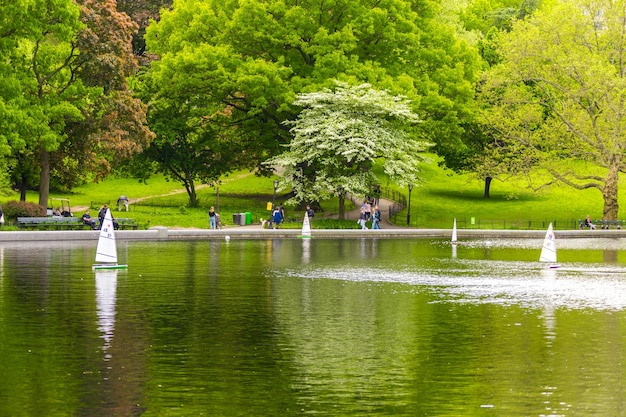 Modelle von Segelbooten im Wasserteich des Wintergartens im Central Park New York