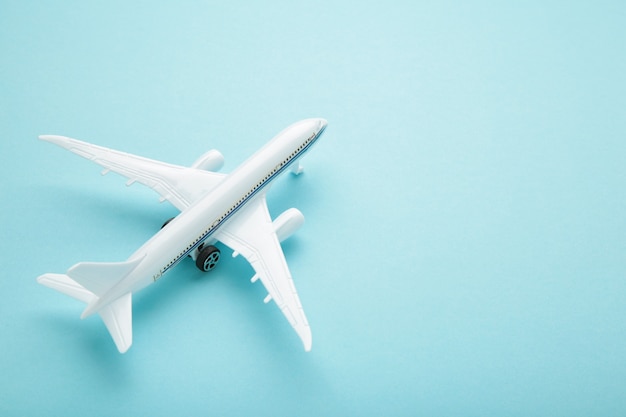 Modellflugzeug auf blauem Pastellfarbhintergrund. Reisekonzept