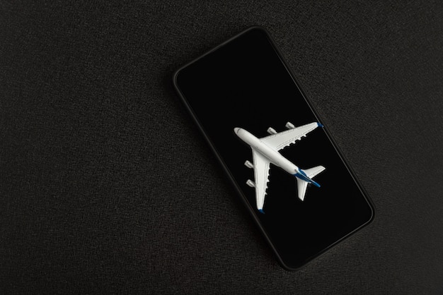 Modellflugzeug auf Smartphone auf schwarz.