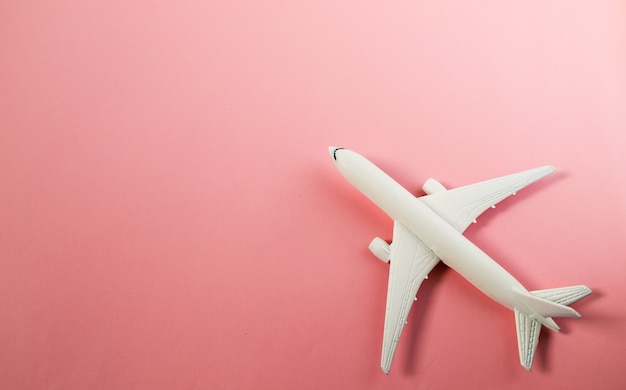 Modellflugzeug, Flugzeug auf pastellfarbenem Hintergrund