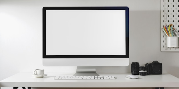 Modellieren Sie Ihren Desktop-Computer mit Kamera und Büromaterial im modernen Büro-Stil