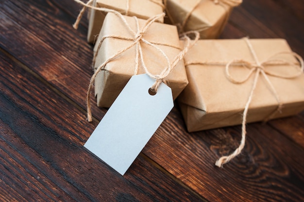 Modellkästen für Geschenke des Kraftpapiers und der Geschenkumbauten auf einer Holzoberfläche