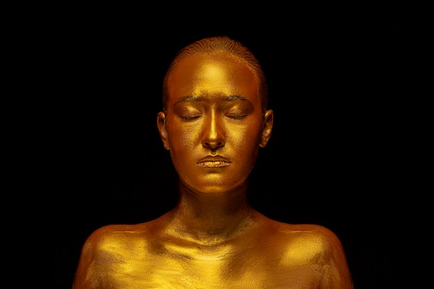 Modellmädchen mit festlich goldenem glamourösem glänzendem professionellen Make-up Schöne goldene metallische Körperlippen und Haut