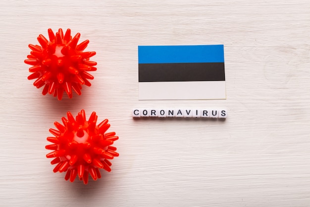Modelo abstrato de cepa de vírus do coronavírus da síndrome respiratória 2019-nCoV do Oriente Médio ou coronavírus COVID-19 com texto e bandeira da Estônia em fundo branco.