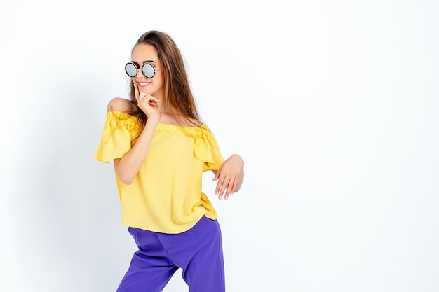 Modelo adolescente con cabello desordenado posando en ropa casual