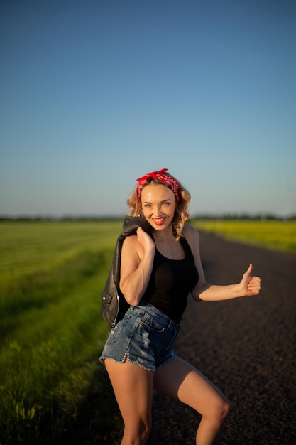 modelo adolescente loira em bandana vermelha na estrada