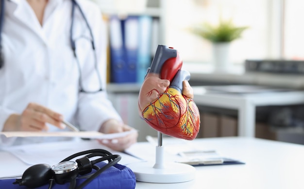 Foto modelo anatómico del corazón en la mesa del médico borroso