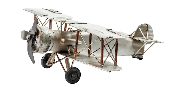 Modelo del antiguo avión de acero aislado sobre fondo blanco.