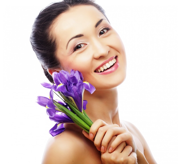 Modelo asiático joven con flores de iris.