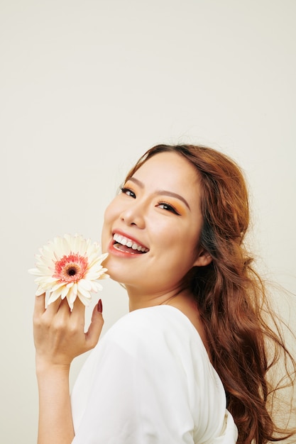 Modelo asiático posando com uma flor