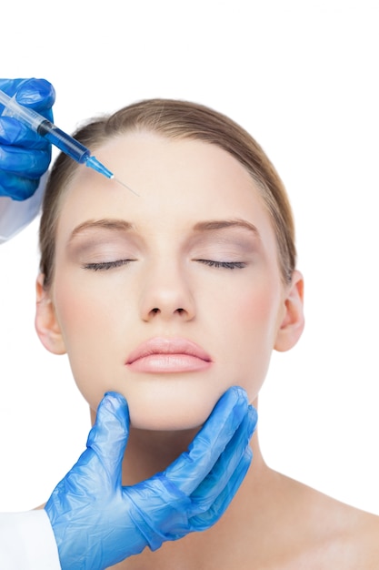 Modelo atraente relaxado com injeção de botox na testa