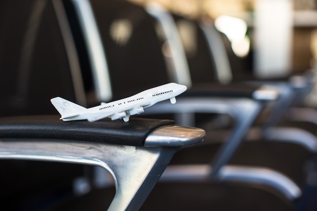 Modelo de avión pequeño dentro de un avión grande