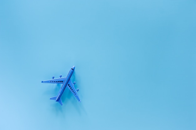 Modelo de avión sobre fondo azul para vehículos y transporte.