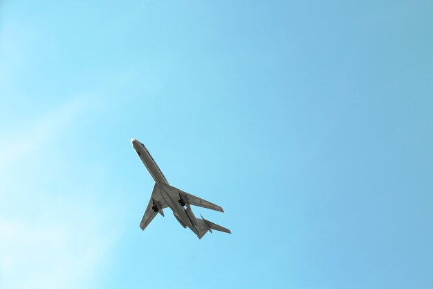 Modelo de avión sobre fondo de cielo azul