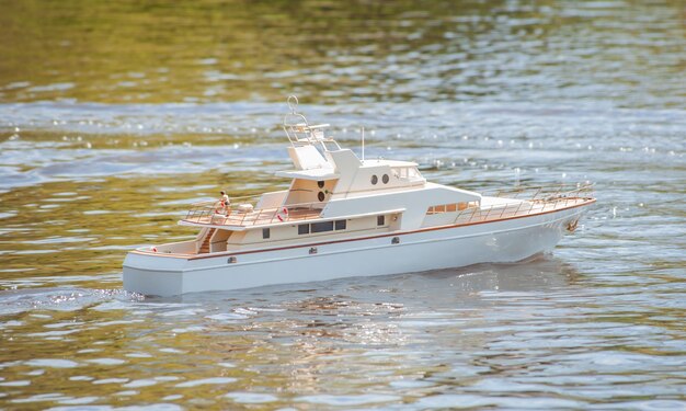 Foto el modelo de barco controlado a distancia se controla a distancia en un lago