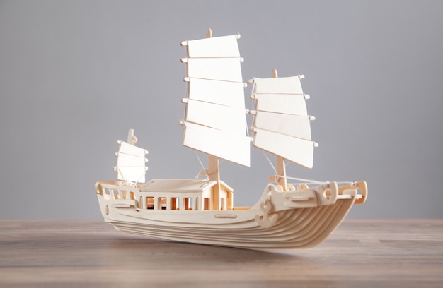 Modelo de barco de madera sobre el escritorio. Viajes y aventuras