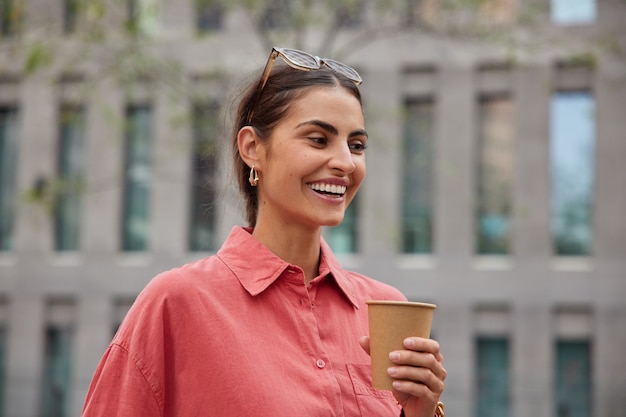 modelo con bebida aromática